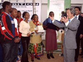 Koizumi meets orphans again after 5 yrs in S. Africa
